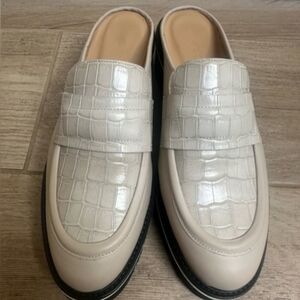 Ladies Mueller shoes in cream color